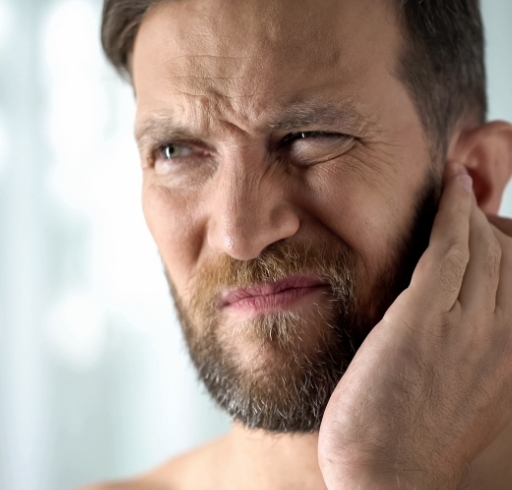 چرا دچار خارش گوش می‌شویم؟ ۶ رایج علت خارش گوش