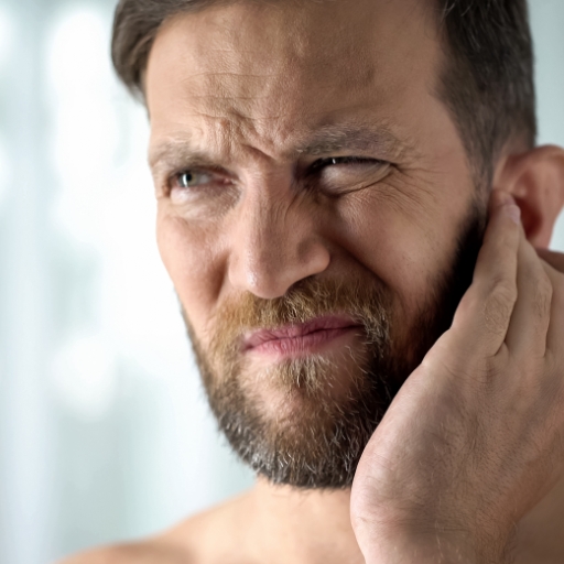چرا دچار خارش گوش می‌شویم؟ ۶ رایج علت خارش گوش