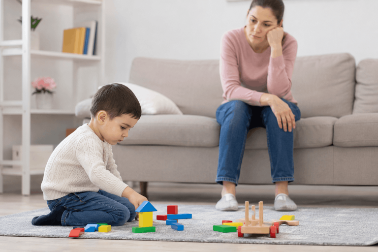 اوتیسم چیست؟ از اولین نشانه‌ها تا راه‌های کمک به کودک مبتلا به اختلال طیف اوتیسم